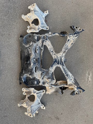 Кронштейн передней балки 8W0399296E VAG