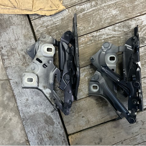 Петли и упор капота 8W0823301E VAG
