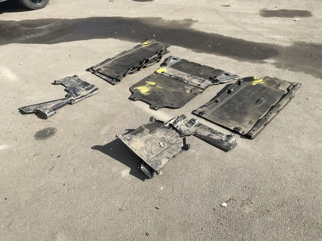 Защита двигателя передняя 8W0863821F VAG