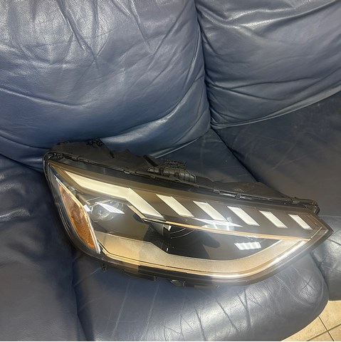 Вставка фары правой 8W0941034F VAG