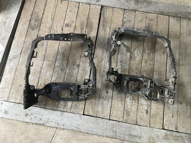 Кронштейн радиатора интеркуллера, правый 95B805594 PORSCHE
