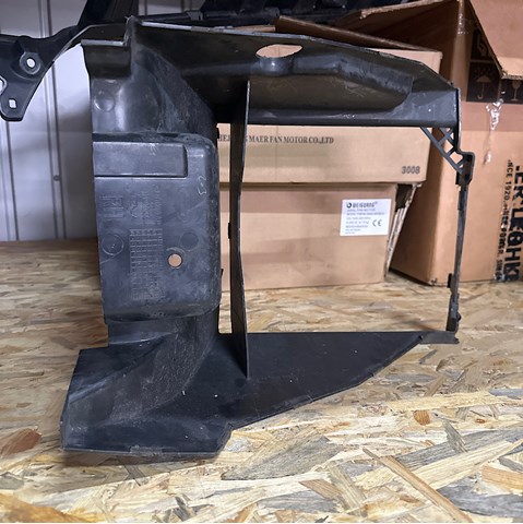 Фартук переднего бампера LR038055 LAND ROVER