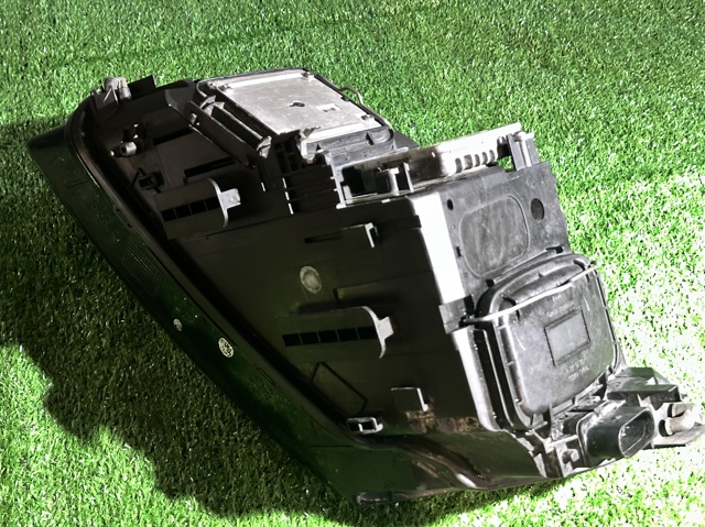 8R0941030AJ VAG Правая фара купить в Павлоград
