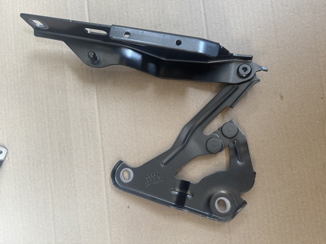 Завеса капота правая 4J3823296A VAG