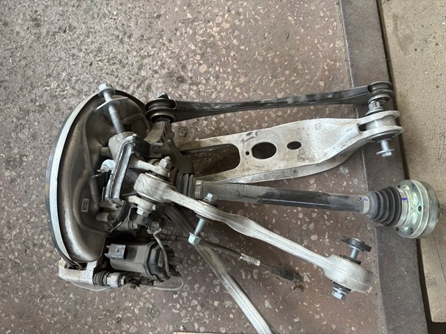 Кулак поворотный правый 80A505436J VAG