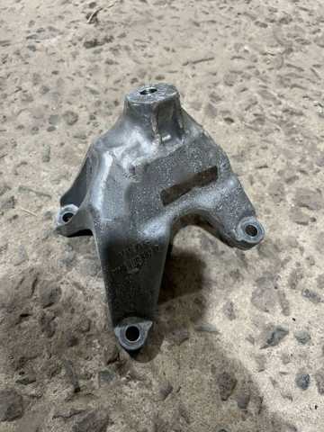 Кронштейн подушки (опоры) двигателя, левой 8W0199307Q VAG