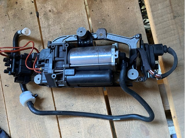 Компрессор подкачки амортизаторов 9J1616006D PORSCHE