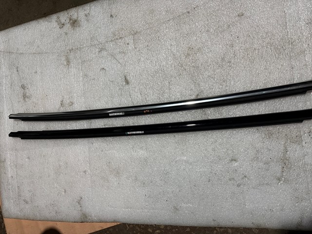Молдинг опускного стекла нижний, двери передней, левой 9J1837475B041 PORSCHE