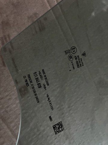 Стекло передней правой двери 9J1845020 PORSCHE
