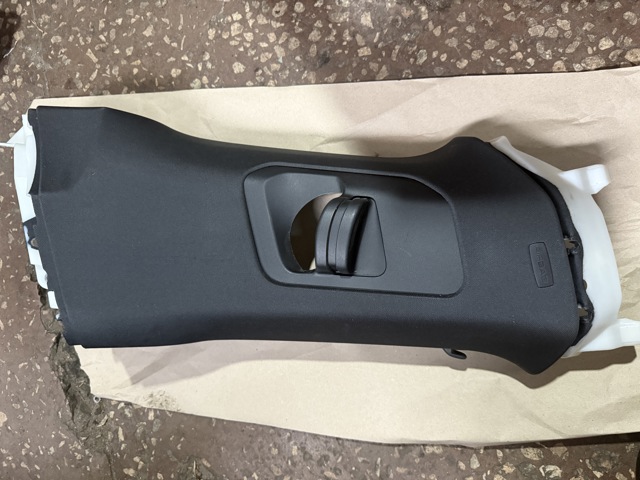 Обшивка стойки кузова внутренняя, средняя правая 9J1867244B6F2 PORSCHE