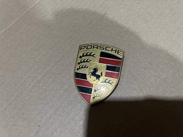Эмблема капота 9P1853601 PORSCHE