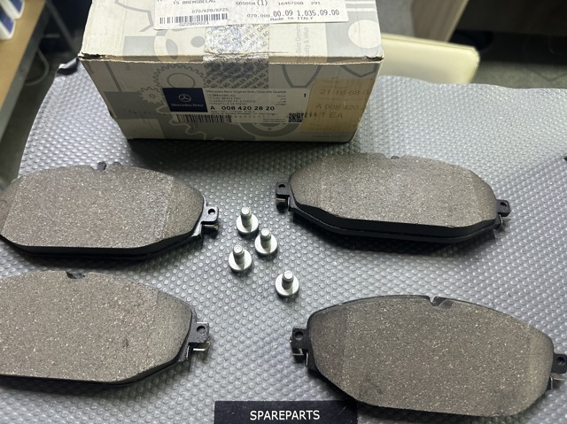 MERCEDES 0084202820 Передние тормозные колодки в наличии Черновцы