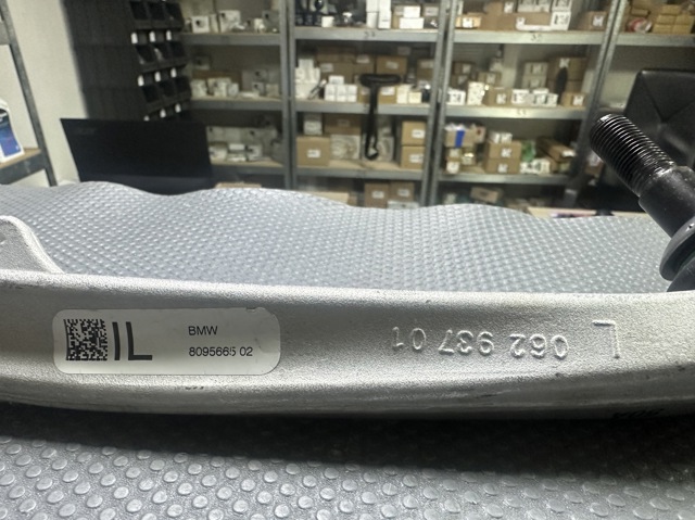 Рычаг передней подвески нижний левый 31108095665 BMW