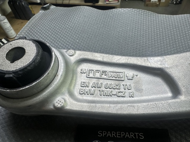 31108837712 BMW Рычаг передней подвески нижний правый купить в Чернигов