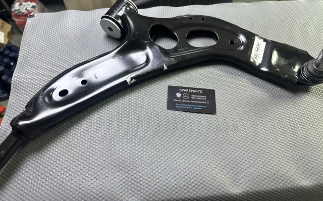 Правый рычаг передней нижней подвески 31126879844 BMW