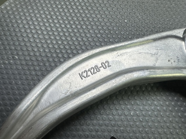 VOLVO 32424509 Рычаг передней подвески верхний левый в наличии Кривой Рог