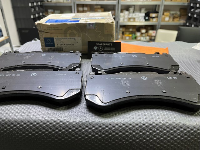 Колодки тормозные передние дисковые A0044208920 MERCEDES