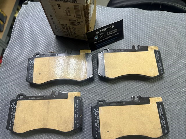Передние тормозные колодки A0074206320 MERCEDES