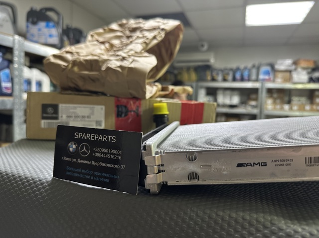 Радиатор охлаждения двигателя, правый A0995005903 MERCEDES