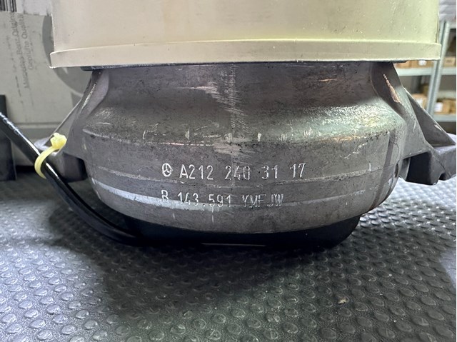 MERCEDES A2122403117 Правая подушка двигателя в наличии Украина