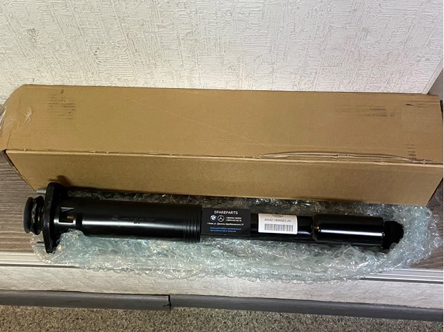 Стойка задняя, левая LR023580 LAND ROVER