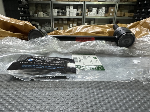 Стойка стабилизатора задняя правая LR042975 LAND ROVER