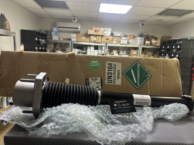 Стойка амортизатора задняя LR045270 LAND ROVER