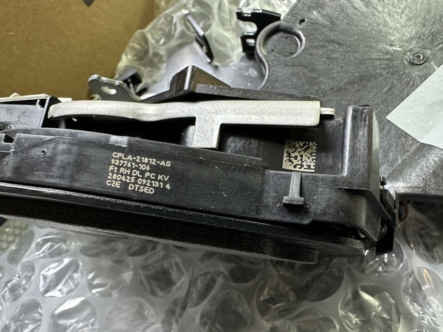 LAND ROVER LR078705 Замок двери передней правой в наличии Черновцы