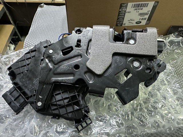 LR078748 LAND ROVER Замок двери задней левой купить в Днепр