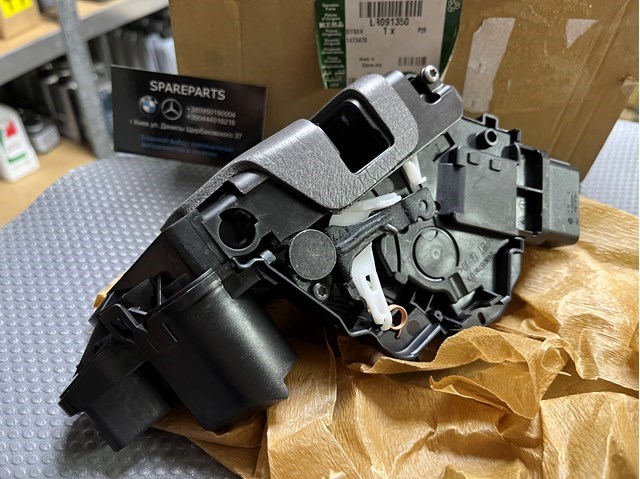 Замок двери задней правой LR091360 LAND ROVER