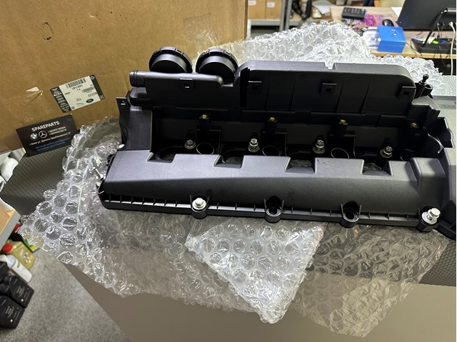 Крышка клапанная, правая LR113201 LAND ROVER