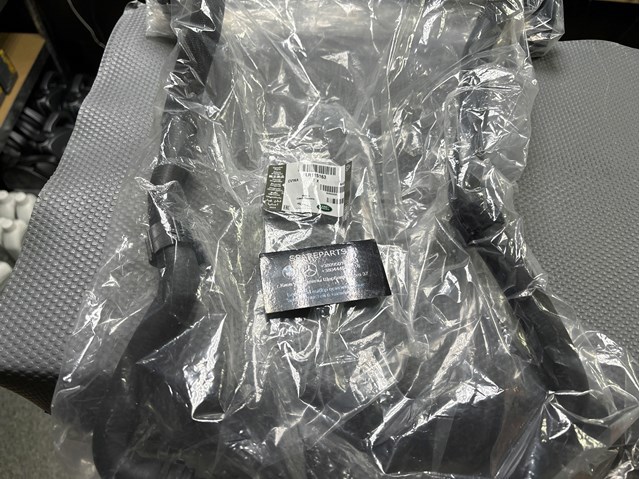 Патрубок системи охолодження LR115163 LAND ROVER