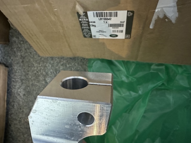 LR155542 LAND ROVER Цапфа передняя правая купить в Кривой Рог