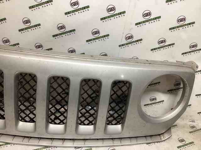 CHRYSLER 68091526AA Решетка радиатора в наличии Запорожье