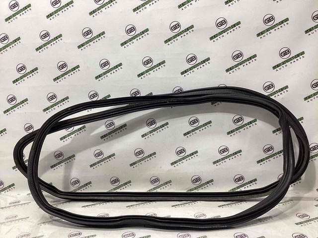 7P6827705 Уплотнитель крышки багажника купить Черкассы