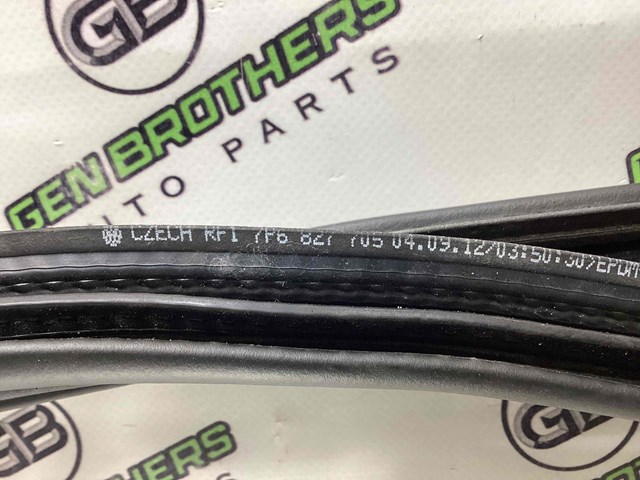 7P6827705 VAG Уплотнитель крышки багажника купить в Чернигов