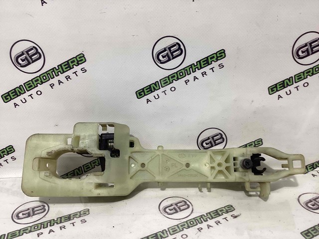 Держатель наружной ручки двери, передней левой 826553S000 HYUNDAI