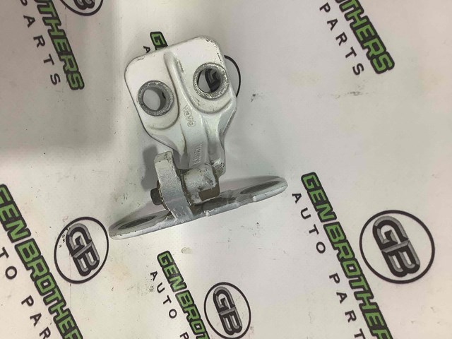 Петля передней двери правая LR042350 LAND ROVER