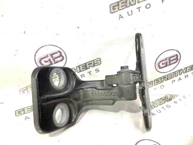 Петля водительской двери LR056354 LAND ROVER