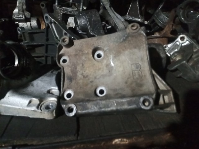 Кронштейн компрессора кондиционера 2245417 BMW