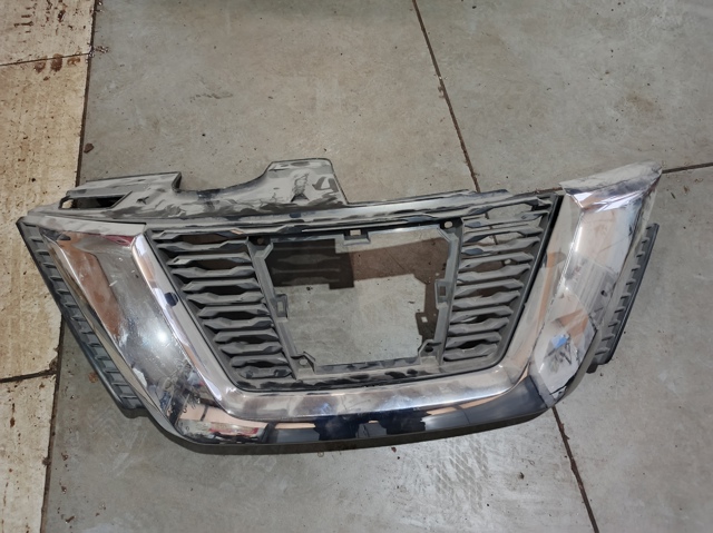 Решетка радиатора 623106FR0C NISSAN
