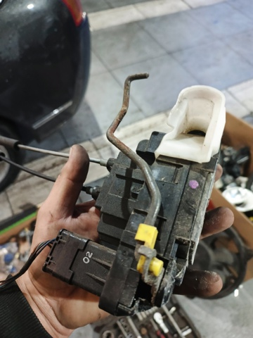 Замок двери водителя 813101J020 HYUNDAI