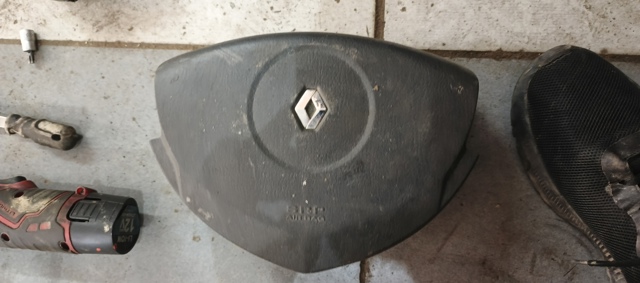 Подушка AIRBAG водительская 8200236060 RENAULT