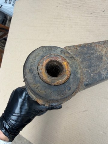 1355048 Рычаг передней подвески нижний правый купить Ужгород
