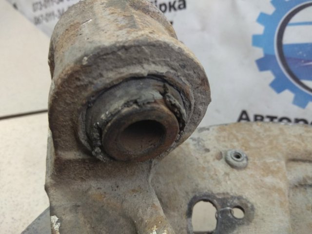 4611065J00 SUZUKI Цапфа (поворотный кулак) задний правый купить в Ужгород