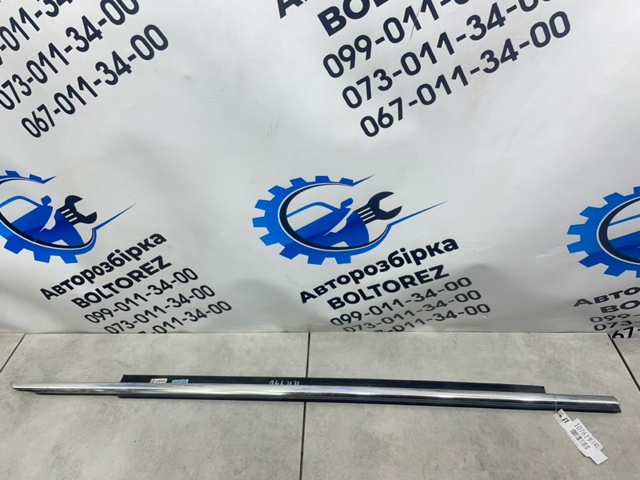 Молдинг опускного стекла нижний, двери передней, правой 4G8853284B VAG