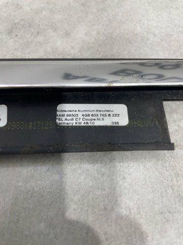 Молдинг опускного стекла нижний, двери задней, левой 4G8853763B VAG