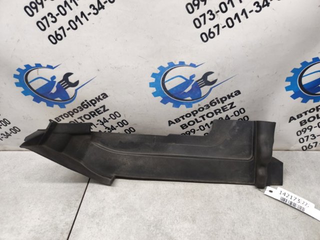 VAG 4M0821170C Уплотнитель капота в наличии Черновцы