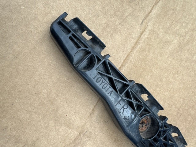 5215542011 TOYOTA Кронштейн бампера заднего внешний правый купить в Харьков