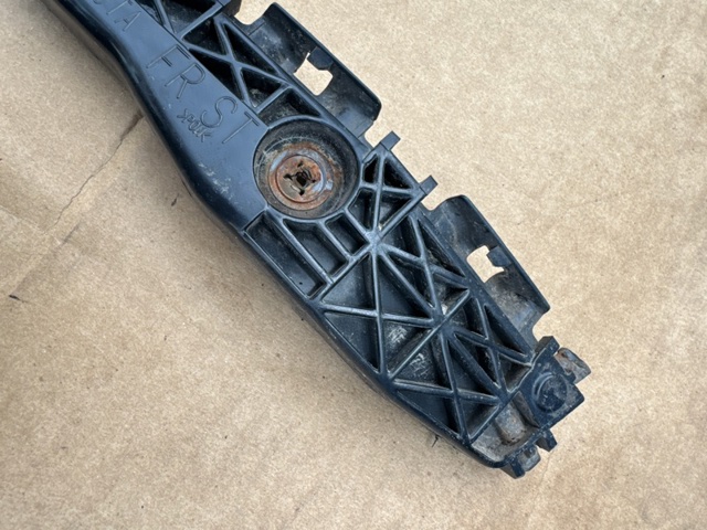 TOYOTA 5215542011 Кронштейн бампера заднего внешний правый в наличии Одесса